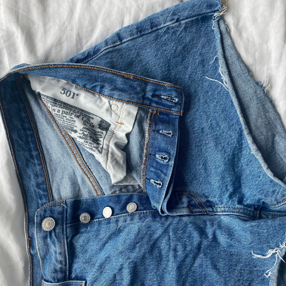 Säljer dessa levis jeansshorts som jag köpte på Zalando förra sommaren för 549kr. De är i väldigt bra skicka och har inga hål eller fläckar. De ser korta ut men de täcker baken osv... storlek är W32 och ca 85 cm i midjemåttet. Frakten ligger på 66kr och är inte inräknad i priset.. Shorts.