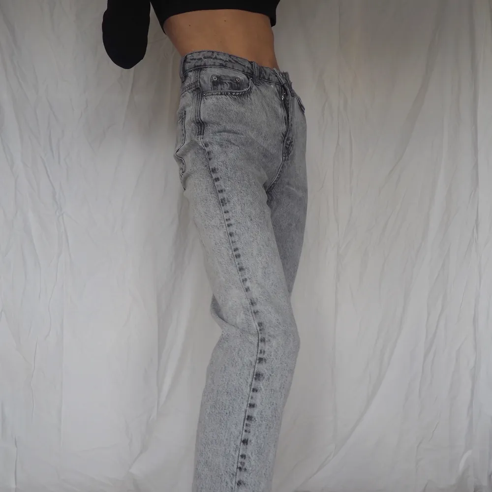 Storlek 36🌙 mom passform i grå stentvätt. Vid köp skickar jag ditt nya plagg samma dag🌞. Jeans & Byxor.