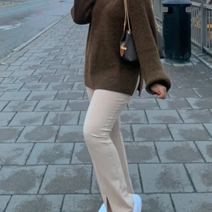 Beiga byxor - Säljer dessa jättefina tygbyxor med slit nertill!!! Använda endast en gång☺️ st L men passar även M ;)