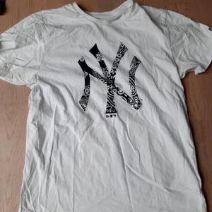 New york yankees tshirt - Äkta yankees tshirt med typ crip mönster.