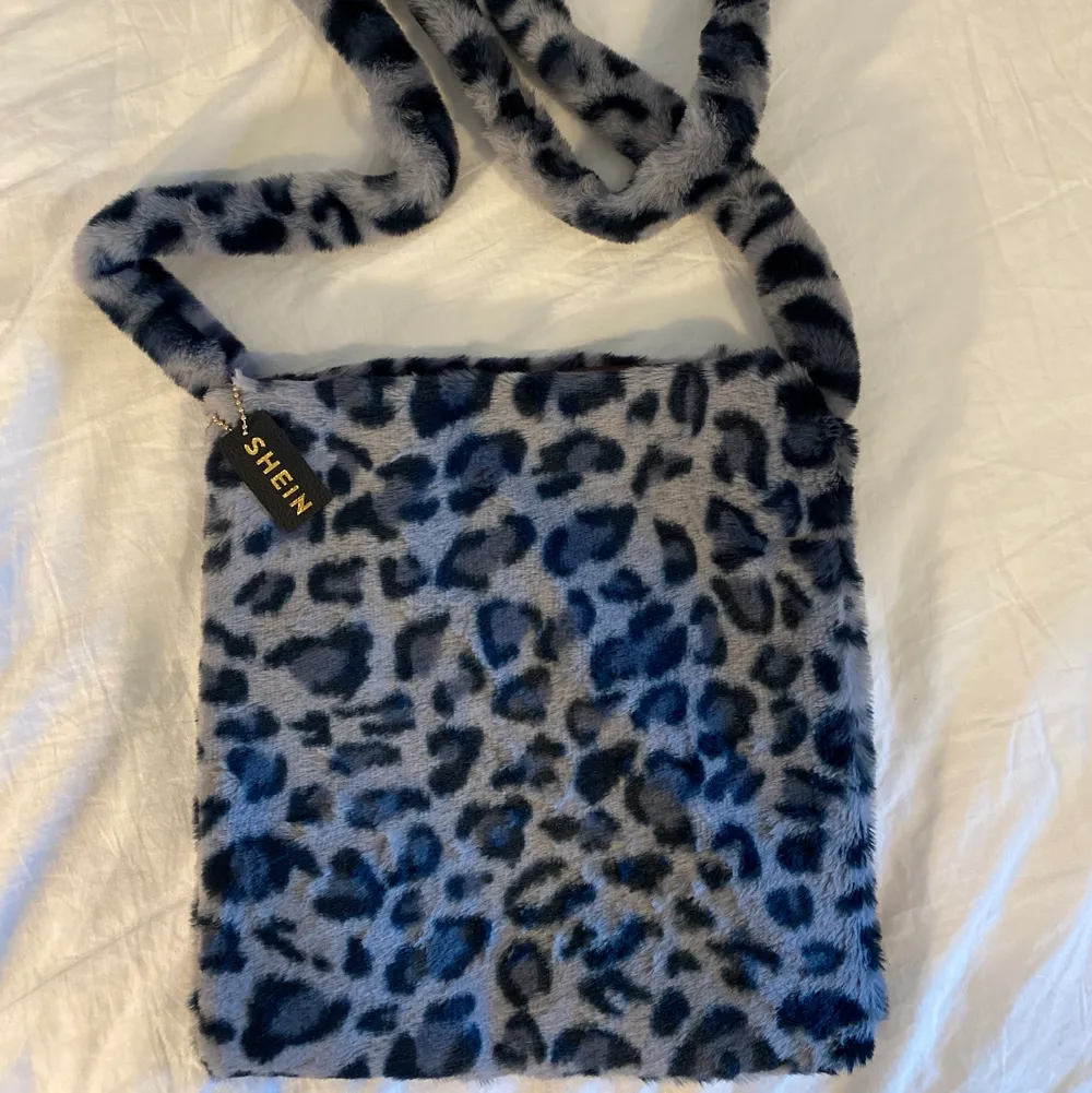 Fin blå/grå leopardmönstrad väska från SHEIN i fluffigt material. Aldrig använd, fint skick & lapp kvar. Väskor.