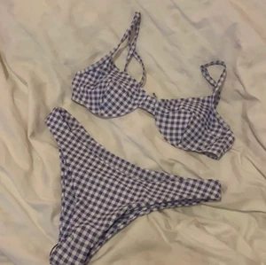 Bikini  - Fin rutig bikini från shein. Är i storlek m och är true to size, endast toppen är använd. Skriv privat för fler bilder, frakt ingår ej💓 