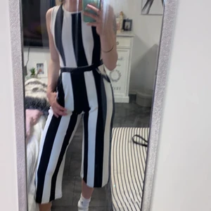 Randig jumpsuit - En riktigt snygg jumpsuit från bohoo. Använd en gång