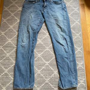 Hej säljer ett par Levis 502 jeans i mycket gott skick. Endast använda fåtalet gånger. Nypris 1250kr.
