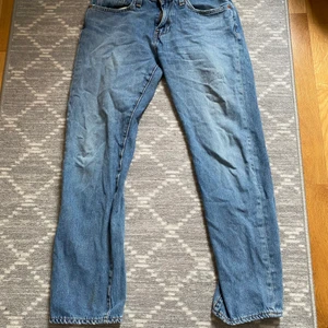 Levis Jeans - Hej säljer ett par Levis 502 jeans i mycket gott skick. Endast använda fåtalet gånger. Nypris 1250kr.