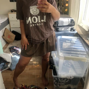 Brun oversized t-shirt🤞🏿 - Så cool tshirt ifrån uniqlo med coolt tryck🤎