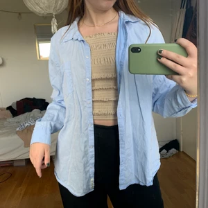 Ljusblå somrig skjorta - Snygg ljusblå somrig skjorta, passar typ alla beroende på hur man vill att den ska sitta 🥰 jag är en S