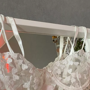 Spets BH - En söt spets BH från Shein i storlek small. Jag skulle gissa att den passar A kupa då den är väldigt liten. Omkretsen är ca 78cm🎀 Den kostar 50kr plus 12kr frakt💓