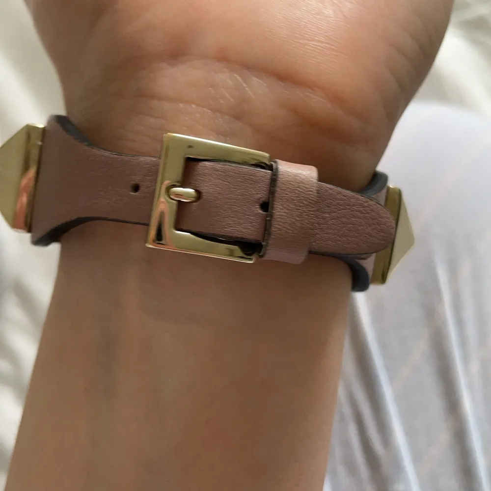 Säljer mitt älskade valentino armband. Inköpt i Milano 2019 men mycket sparsamt använt inte något slitage på det💕 Nypris 3870 kr och det är i jätte fint skick❤️. Accessoarer.