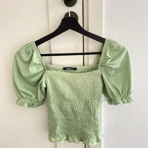 Grön topp - Säljer en jättefin grön topp som är perfekt till sommaren, har tyvärr växt ut den, den är i storlek XS!💞 köparen står för frakt!