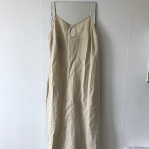 Beige klänning.  - Fin beige klänning från humana med pärlor på axelbanden. Det står ingen storlek men skulle uppskatta den till S/M. Säljer då den aldrig kommer till användning. Skriv för fler bilder 🙌 