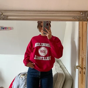 Vintage Mundelein Volleyball Sweatshirt - Vintage Mundelein Volleyball Sweatshirt   Storlek  S Measurements: Length - 69 cm Pit to pit - 54 cm  Condition: Vintage (9/10)  (Pris -330kr)  DM för mer bilder och frågor