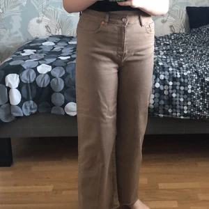 Baggy jeans i strl L - Väljer att sälja dessa fina baggy jeans för jag köpte de i fel strl och kunde inte lämna tillbaka de💞 Använda knappt 5 gånger🥰 De passar mig bra som vanligtvis har strl M men de är väldigt stora i midjan❤️ Jag är 164 cm☺️ 