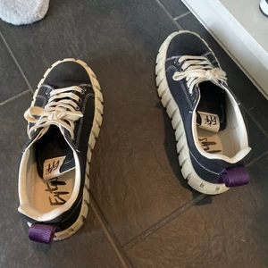 Eytys Odessa - Intressekoll på mina eytys. De är använda men i toppen skick fortfarande! Köpte dom i januari så ej använda sålänge. Buda i kommentarerna eller privat vad ni kan tänka lägga. Strl 39. HÖGSTA BUD JUST NU: 800+frakt, avslutar på lördag