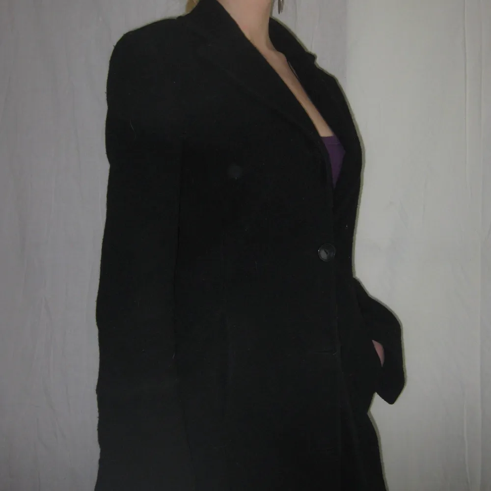 En svart basic kappa i bra skick från VILA i st S. Köparen står själv för frakt eller så möts vi upp i Sthlm🌹. Jackor.