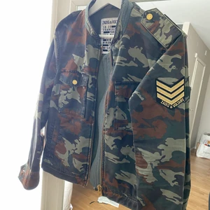 Zadig & Voltaire jacka - Säljer min Zadig jacka som är i super bra skick! Knappt använd! I storlek M! Kom med bud! Kan mötas i Stockholm eller frakta! 