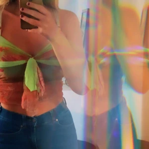 Vintage topp - Unik topp köpt secondhand för 179kr😍 Endast använd en gång. Går att knyta fram, och banden kan justeras! (På bild 1 har jag knutit upp den så den är kortare) Skulle säga att den passar xs-m beroende på önskad passform☺️