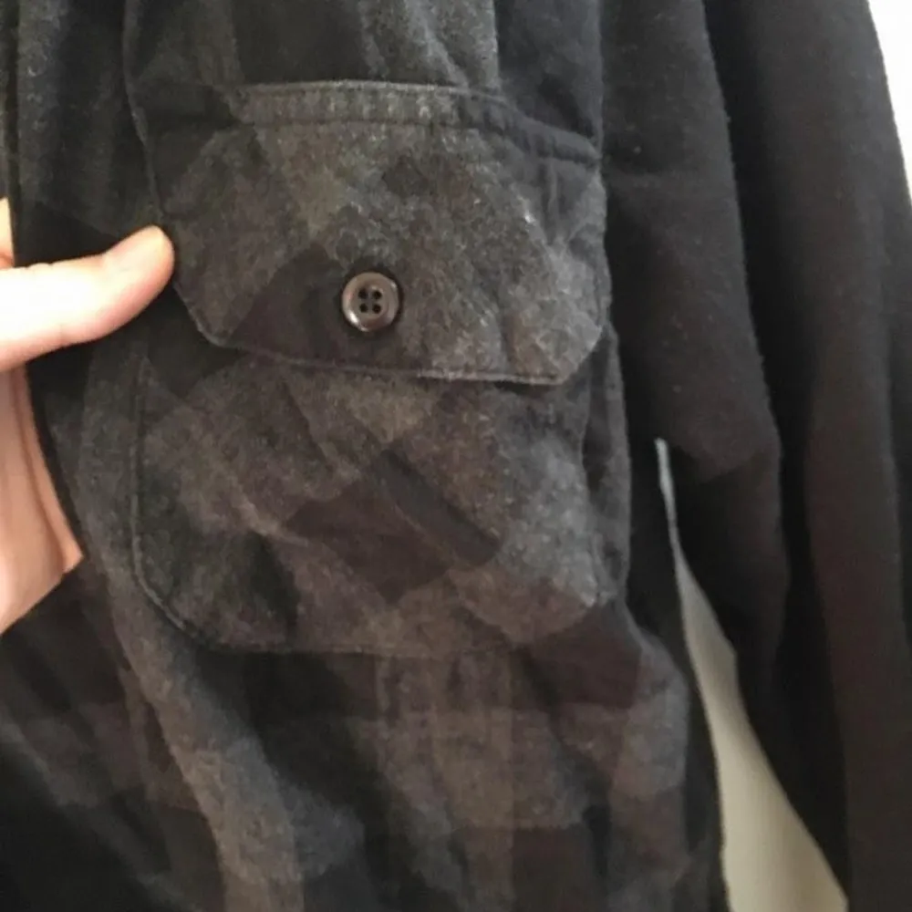 En flannel luvtröja med svarta ärmar och luva i samma material som hoodies brukar vara! Svarta knappar för att stänga den och två användbara fickor på bröstet med en knapp var. 150kr men går att diskutera!. Tröjor & Koftor.