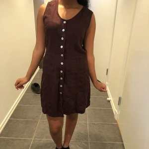 Brun retro klänning - Klänning som köptes på 90 talet. Mycket fint skick. Säljer pga rensning i garderoben :)