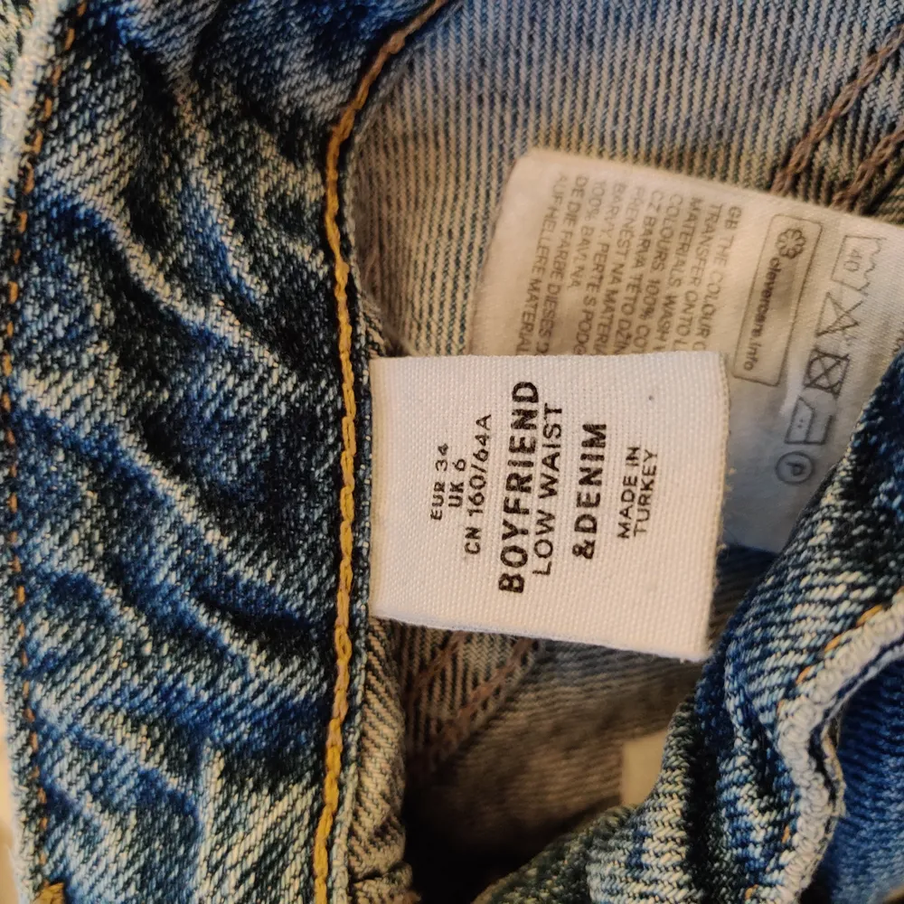 Boyfriend jeans med slitningar, moderna igen. 3:e bilden visar en rättvis färg. Priset är utan frakt, med frakt blir det 146.. Jeans & Byxor.