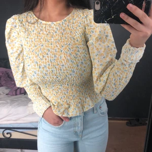 Jätte gullig blus - Säljer min jätte söta blus som är nyskick, aldrig använd och som tyvärr sitter liten på mig 💓 frakt tillkommer!!