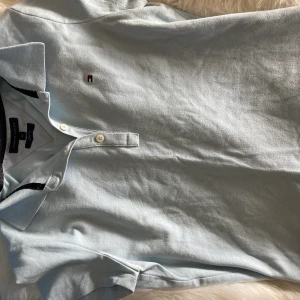 Pikétröja från Tommy Hilfiger. Strl S.   - Oanvänd pikétröja från Tommy Hilfiger. Fint skick. Äkta. Köparen står för frakt. Bud eller 150kr. 