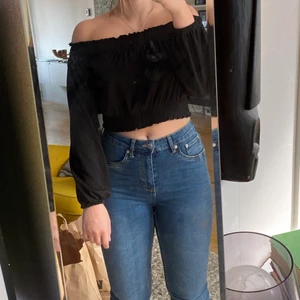 Offshoulder toppar - Två olika offshoulder toppar. Första är från H&M och andra är från Gina Tricot, säljer båda för 50kr. Kan mötas upp i Mjölby, annars står köparen för frakt😊