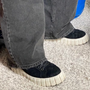 Odessa eytys skor - Fina odessa eytys skor i mocca material. Fint skick, kommer tyvärr inte till användning. Frakt tillkommer på 100 kronor, spårbar alternativt mötas i Örebro/Linköping. Storlek 37 men funkar för mig som har 38 annars. Nypris: 1800kr