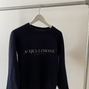 sweatshirt  - Fin sweatshirt från acqua limone i mörkblå! använd ett fåtal gånger och är i jättebra skick!💕💕