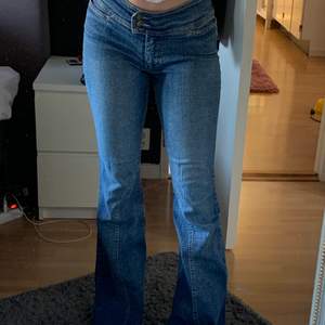 - Säljer mammas gamla lågmidjade bootcut jeans från 2000-talet. För mig har dem aldrig kommit till användning, den är även i väldigt bra skick! 