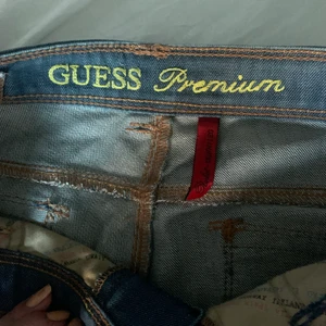 Vintage low waist jeans guess - Såå fina low waisted jeans från guess premium storlek w28! Perfekt skick!❤️ bara att skriva om du har fler frågor eller vill ha fler bilder! Dem är långa i benen!