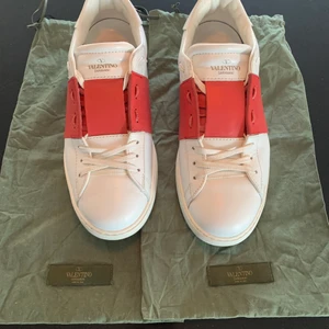 Valentino garavani skor - Valentino open sneakers i storlek 42! Riktigt fint skick med  minimal tecken på användning. Kommer med tillhörande dustbags!