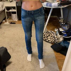 Levis byxor  - Använda endast en gång när bilden togs. Modell 711 skinny storlek 14år (158cm) . 