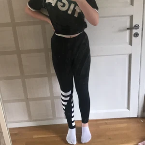 Adidas träningsthights strl 164 - Vanligt begagnat skick, adidas märket längst upp har lossnat
