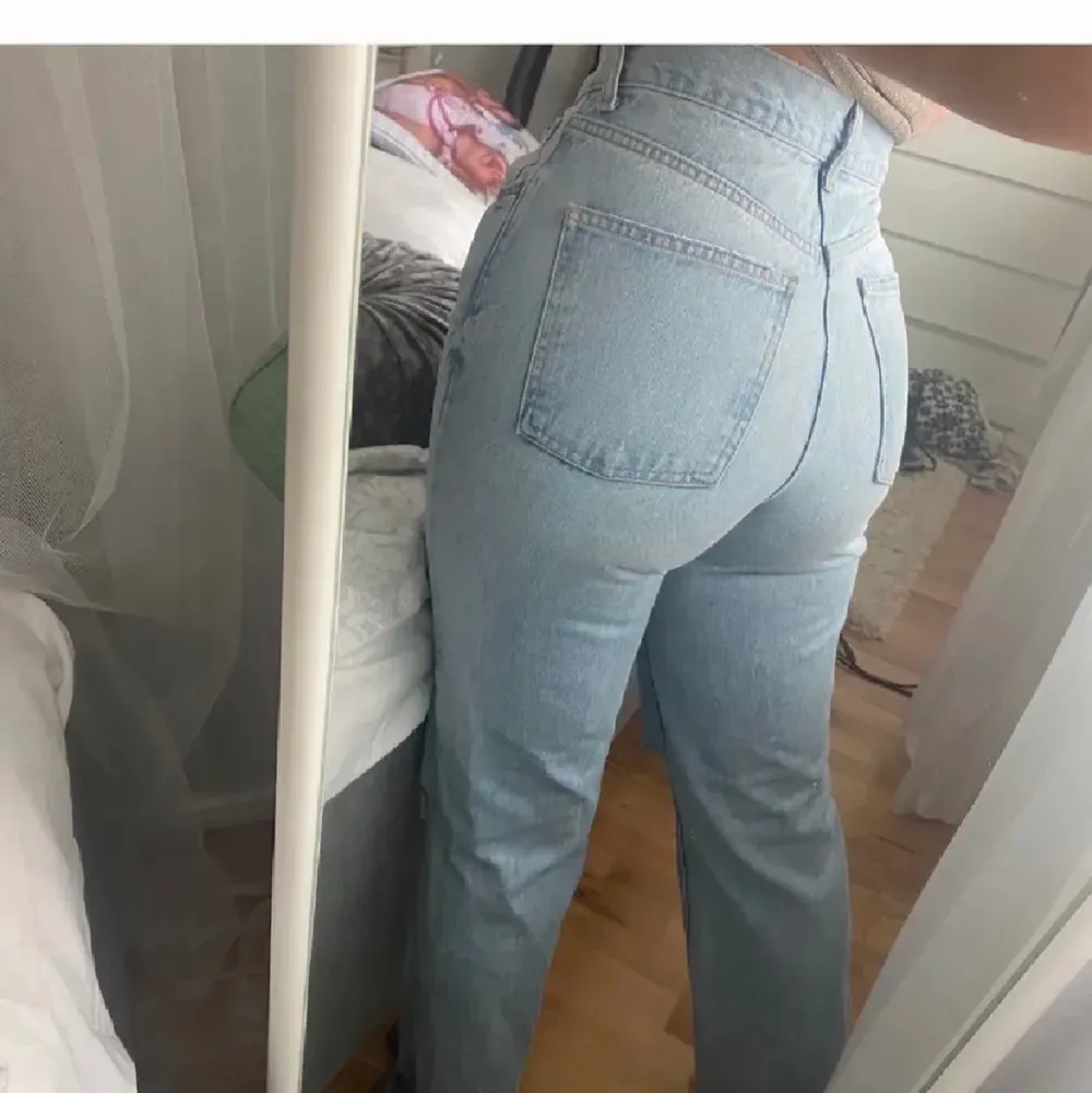 Säljer dessa perfekta vida jeans från Zara då de tyvärr blivit lite för stora för mig (Lånade bilder så kan skicka fler vid intresse) 🥰. Jeans & Byxor.