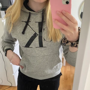 Calvin Kline hoodie  - Calvin Kline hoodie, storlek S. Köpt i Spanien och är i bra skick. Ordinare pris 349kr❤️