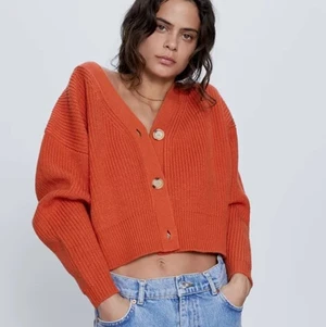 Orange cardigan Zara - En jätte fin cardigan från zara! Knappt använd. Sitter väldigt fint på🧡 Storleken är M men passar lika väl som i S! 80+  frakt Lägg gärna ett bud om du har intresse
