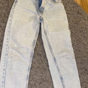 Jenas zara  - Ett par ljus blåa jeans från zara super snyggt för våren☀️, Bra i skick och har använt Max 5 gånger, hör av dig vid intresse och kan skicka fler bilder privat😊