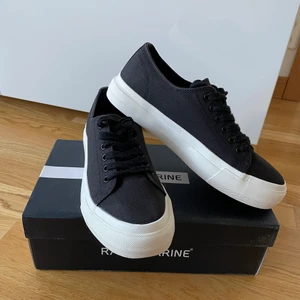 Race Marine skor i tyg. Som nya - Race Marine skor i tyg. Som nya •Storlek 40. Mycket bekväma och fina •Använda 1 gång. Hela och rena •Köpte för 399 kr. Säljer för 170 kr 🚫Djurfritt och rökfritt hem 📍Kan mötes upp i Mölnlycke centrum 📬Kan skickas mot fraktkostnad(66 kr) 