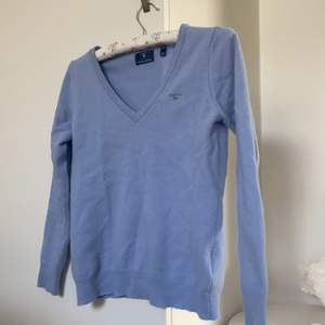 Så fin V ringad äkta Gant tröja. Den är en så fin blå färg och ett fint lyxigt ull material. <3 Pris kan diskuteras 