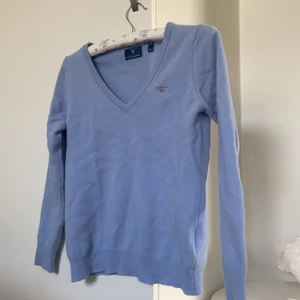 V ringad Gant tröja - Så fin V ringad äkta Gant tröja. Den är en så fin blå färg och ett fint lyxigt ull material. <3 Pris kan diskuteras 