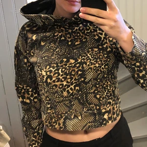 Djurmönstrad hoodie - Croppad hoodie från Zara. Storlek S, men passar mig med storlek M. Skön och inte alltför varm så passar bra till våren och sommaren😎