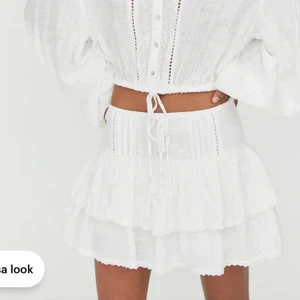 Volang kjol - Super söt kjol, aldrig använd, passade tyvärr inte mig ❤️ Står S men är liten i storleken så skulle säga xs eller liten s. Den har tunna shorts typ under men det är inget som märks!