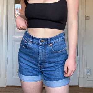 JEANS SHORTS - Snygga jeans-shorts från monki som blir perfekta i sommar! Storleken är lite oklar men skulle säga S.