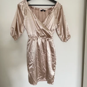 Klänning  - Perfekt festklänning i skimrandes rosa. Är en off shoulder klänning som går in i midjan. Använd endast en gång💖