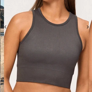 träningstopp från stronger - Säljer denna topp från stronger som är använd en gång. Nypris 400kr. Super stretchig och skön!!! Frakt 48-66kr tillkommer beroende på om de ska va spårbart eller ej💞💞