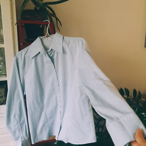 Ljusblå skjorta från Skjortskräddaren 💙 - 💙 Redig skjorta, från Skjortskräddaren. Riktigt fint skick, bara prövad då den är för stor för mig. Passar 36-38 beroende på hur man vill att den ska sitta. Pris 100kr, 66 kr tillkommer i spårbar frakt. 