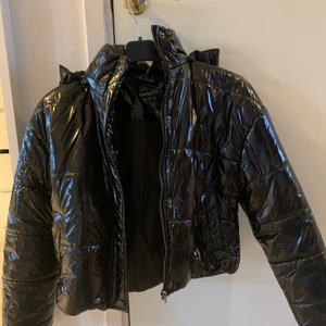 Glansig jacka  - Tänkte sälja min glansiga jacka som är använd fåtals gånger. Köpt på Plick för ca 4 månader sen då jag köpte den för 500kr. Väldig fin i skick, kontakta mig om ni är intresserade, skickar gärna fler bilder ifall det behövs ☺️