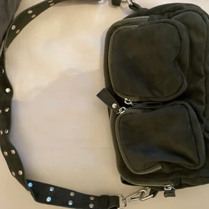 Militärgrön noella väska - En grön noella liknande väska från Gina Tricot i bra tillstånd. Det finns mycket utrymme i väskan och den är knappt använd.