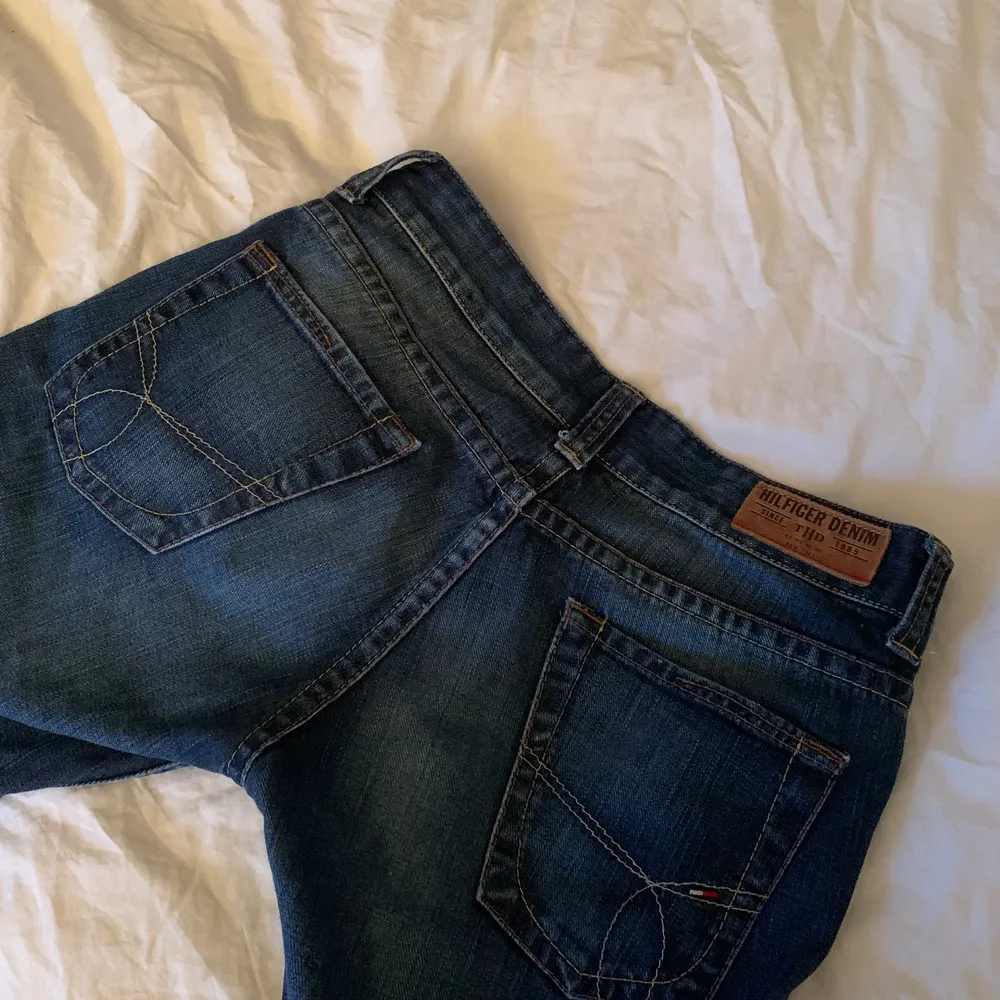 Säljer ett par mörkblåa lågmidjade jeans ifrån Tommy Hilfiger, storlek : W. 29 L. 32 🤩. Jeans & Byxor.